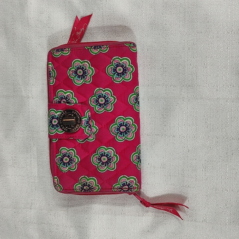 Vera Bradley Pink Floral Hand Held Quilted Wallet Zipper Pockets Twist Closure